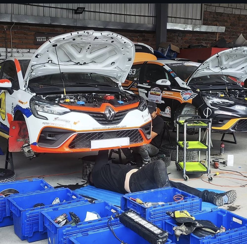 Mecánica de un auto de rally en el taller