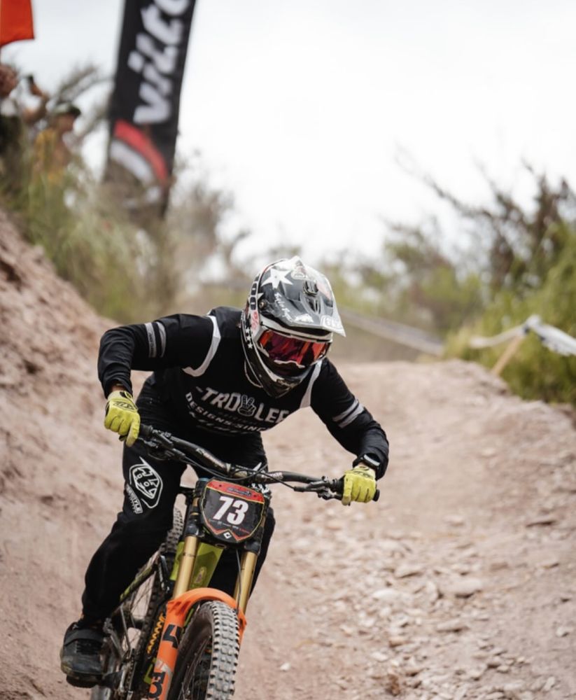 Piloto de downhill en carrera