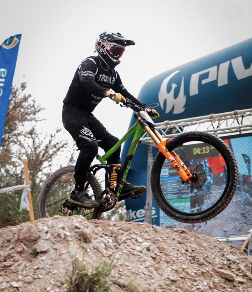 Bicicleta de downhill en competencia