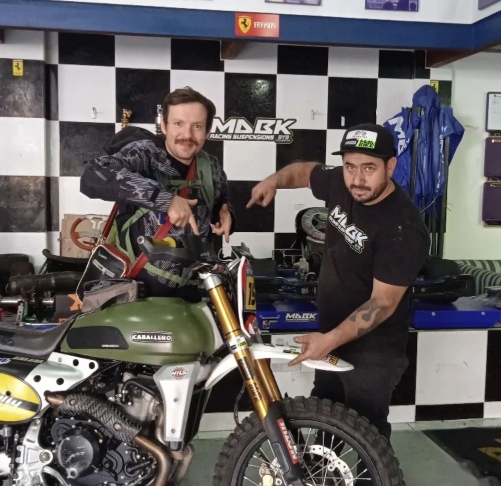 El equipo de MDBK con una moto de aventura