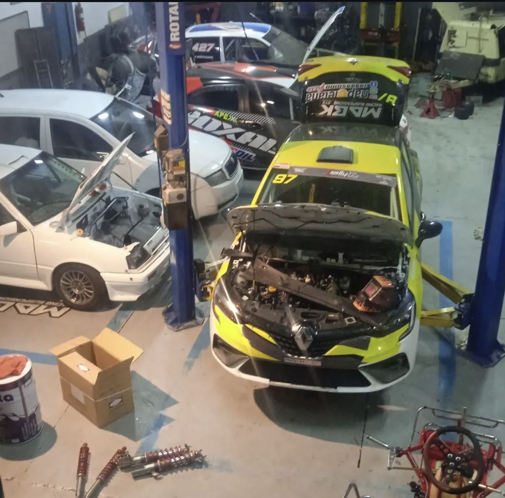 El taller trabajando de noche