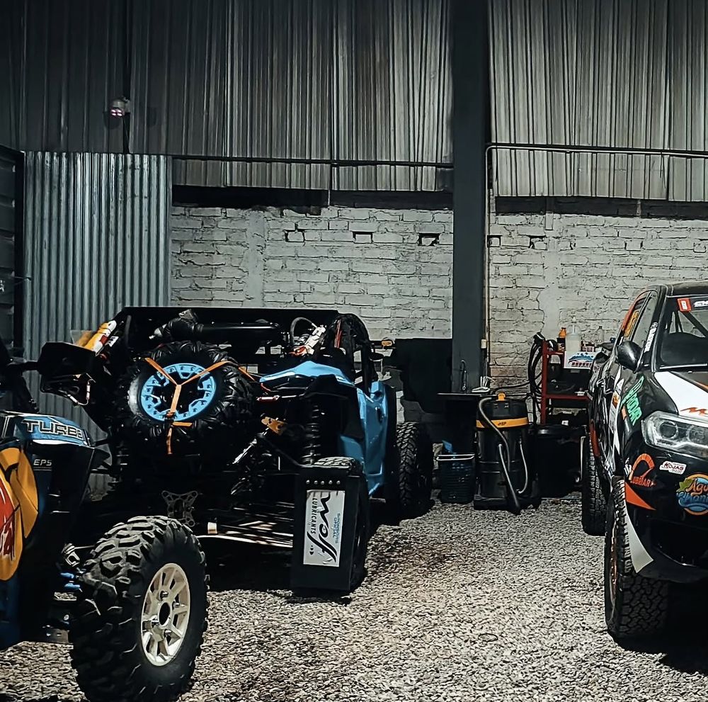 UTV y auto de rally en el garaje