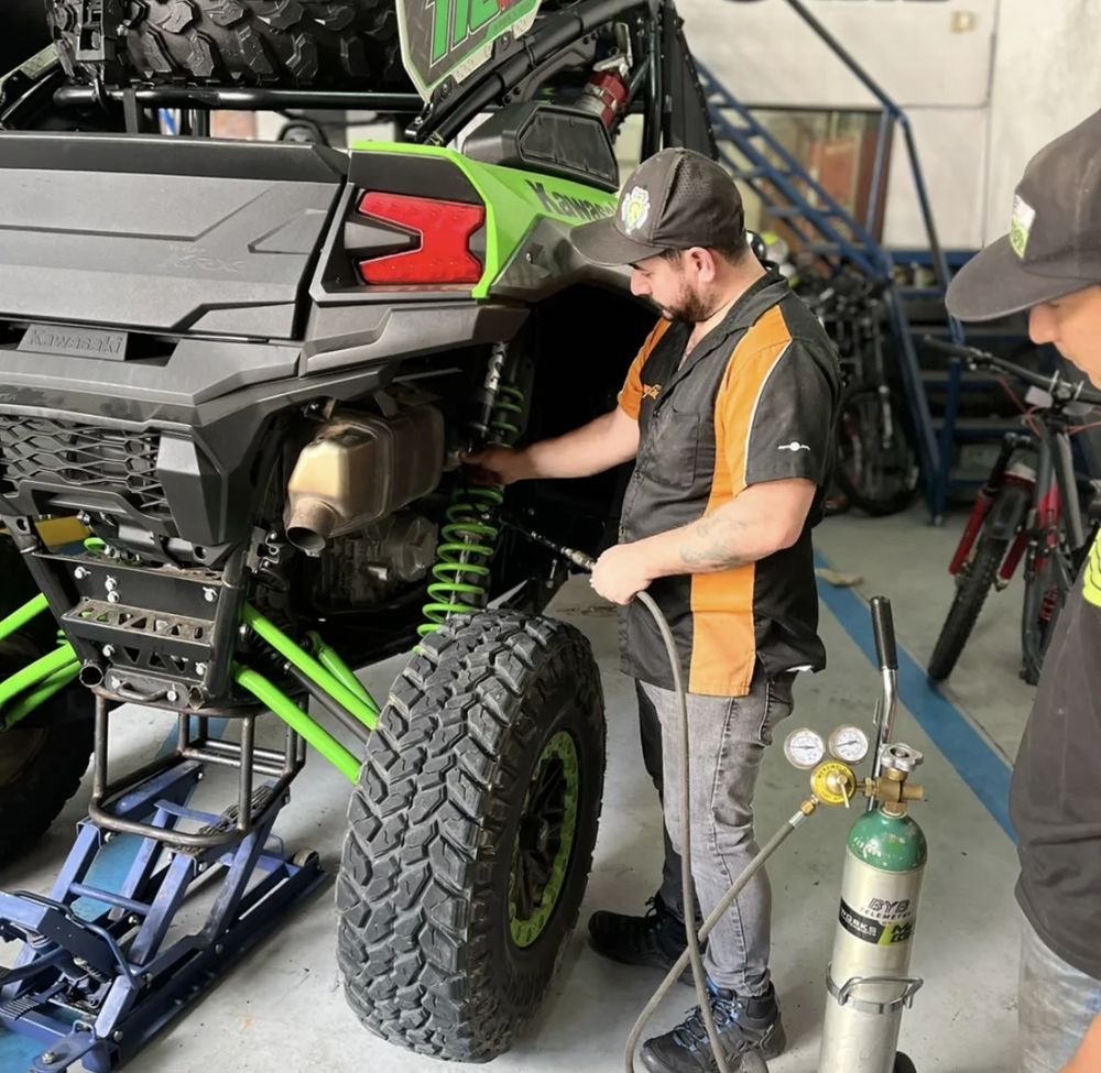Ajuste de suspensión en un UTV Kawasaki